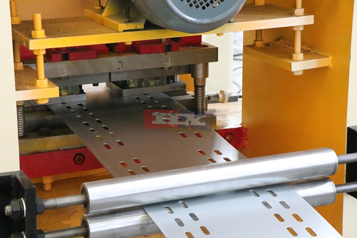 Haixing automatic C purlin manufacturing equipment with programmable length cutting