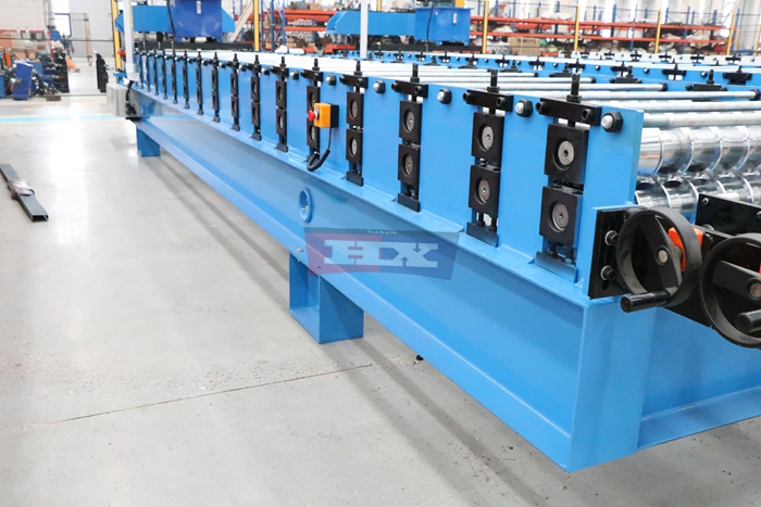 Haixing corrugated roof sheet roll forming machine for customized profiles