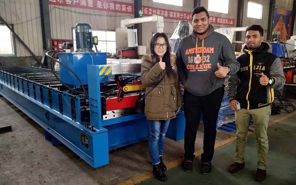 The customer came to inspect the trapezoidal tile roll forming machine today